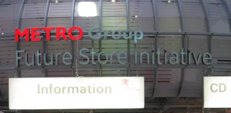 Leuchtwerbung der Metro Group für die "Future Store Initiative".